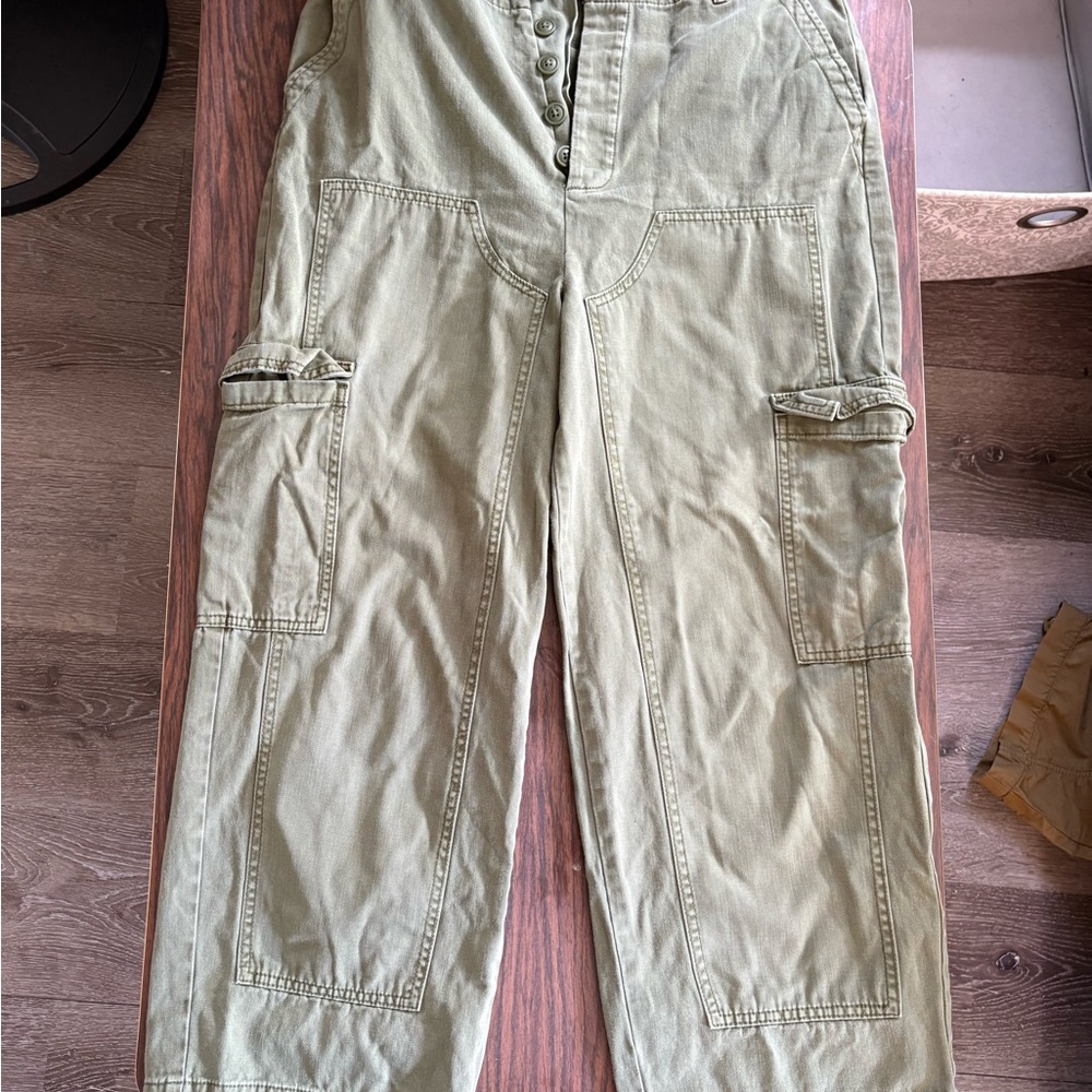 Universal Thread Olive Capris - image 1
